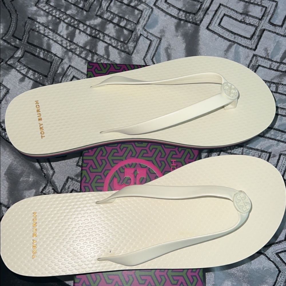 Tory Burch size 8 NEW in box color : new ivory